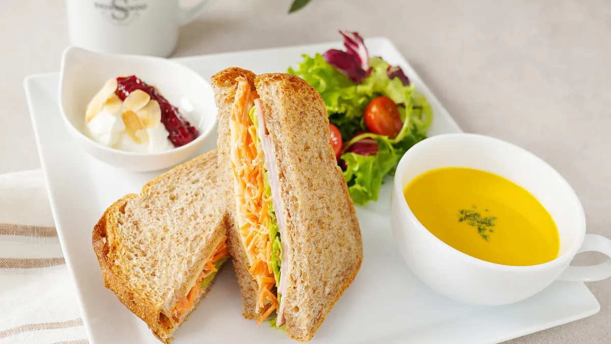 全粒生活のハムチーズとキャロットラペのトーストサンドプレート