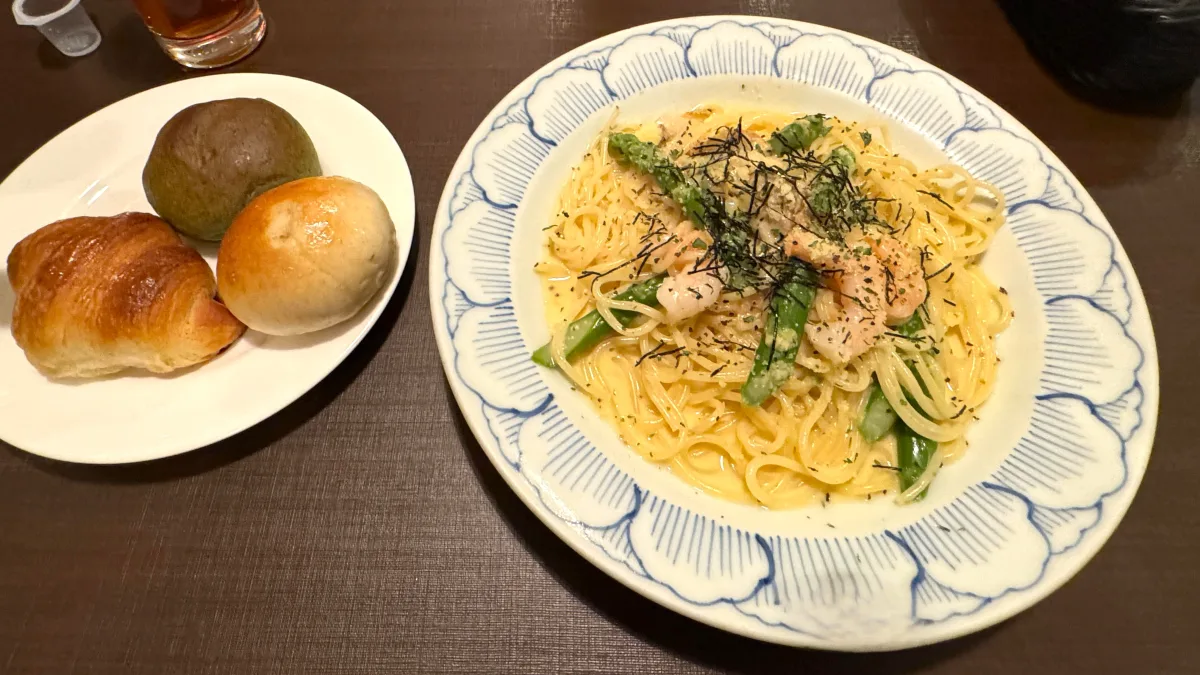 鎌倉パスタ 焼きたてパンと一緒に食べました