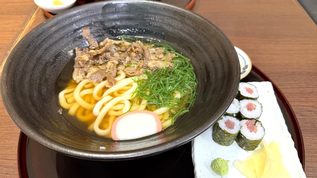 イオンモール京都桂川2階の京の和食「杬之蔵」で提供される、肉盛りうどんと鉄火巻きセット