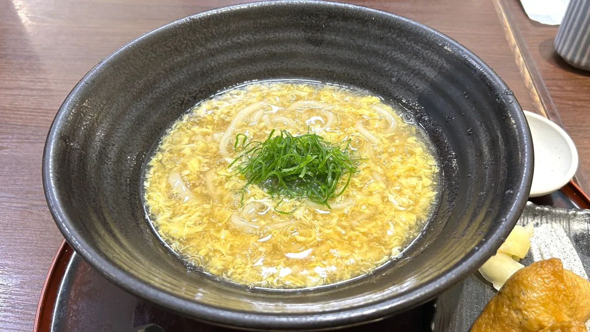 イオンモール京都桂川2階の京の和食「杬之蔵」で提供される、とろっとしたあんかけ玉子とじうどんと、いなり寿司のセット