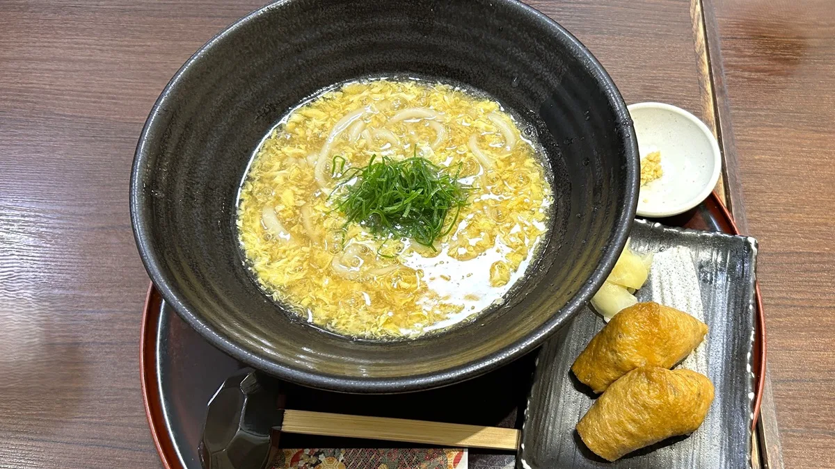 イオンモール京都桂川2階の京の和食「杬之蔵」で提供される、とろっとしたあんかけ玉子とじうどんと、いなり寿司のセット