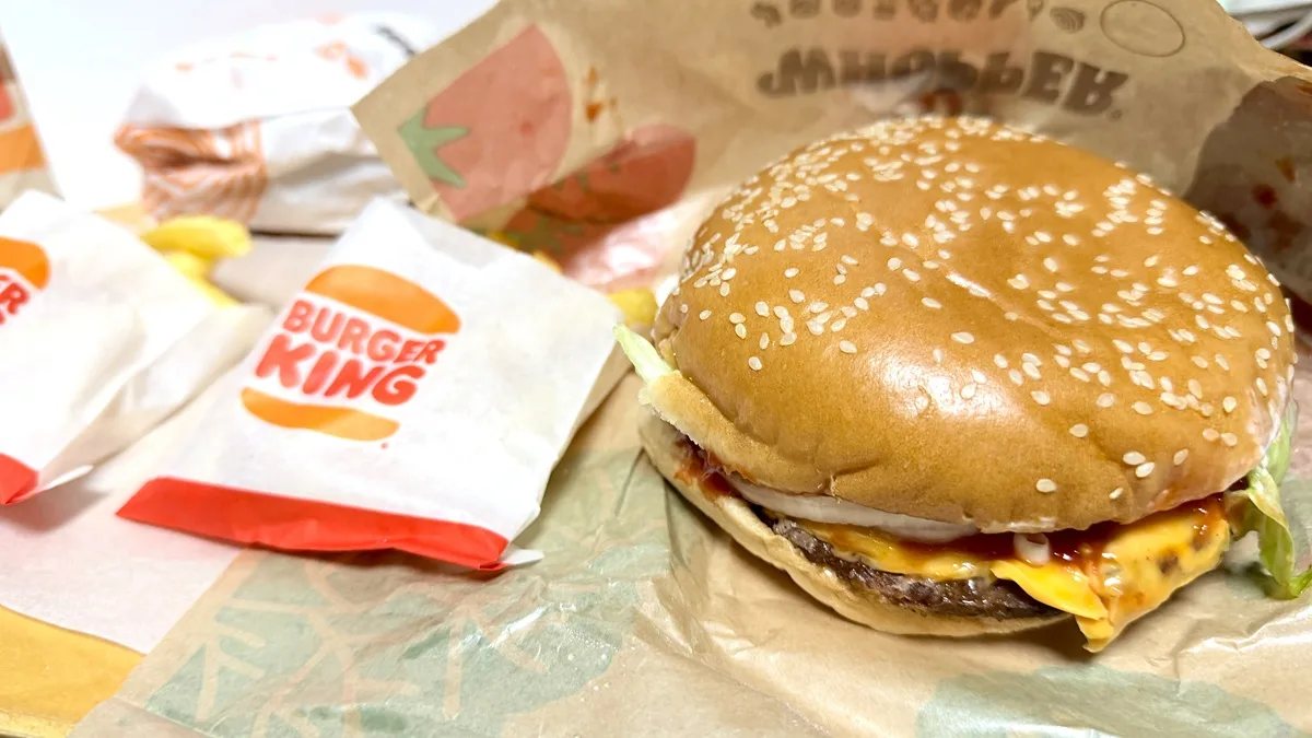 バーガーキングの直火焼きの100％ビーフパティを使った名物「ワッパーJr.」などを購入
