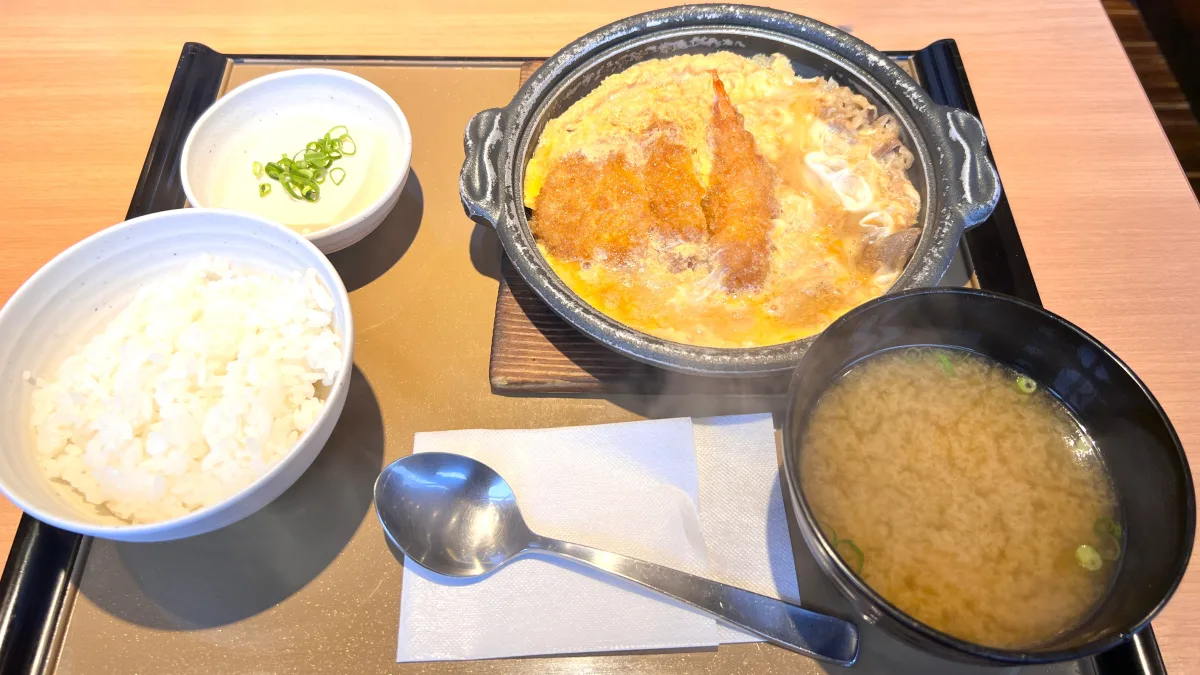 やよい軒の「ミックスとじ定食」は、ロースカツ、エビフライ、そして牛肉という人気のおかず3種を特製ダシとふんわり玉子で閉じ込めた贅沢な一品です。食べ応え抜群のガッツリ系メニューです。