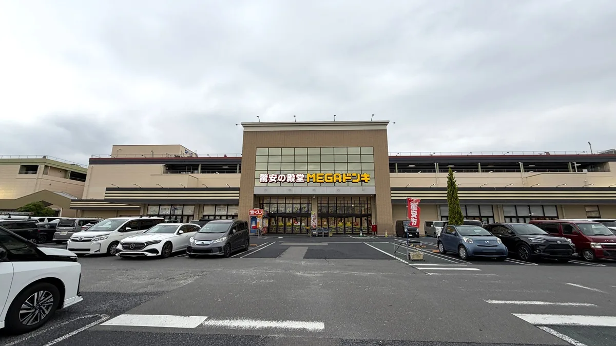 「アピタタウンけいはんな」内にある「MEGAドン・キホーテUNY精華台店」の外観