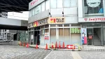 京都駅の八条口エリアにある「やよい軒 京都駅八条口店」が、改装工事のため休業しています。実際にお店の前まで行ってみたところ、店頭には「7月1日（水）OPEN」の告知が掲示されていました。公式サイトにも休業案内が出ていますよ。